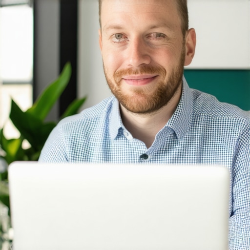 Persona trabajando en oficina optimizando perfil de Google My Business en Washington DC.